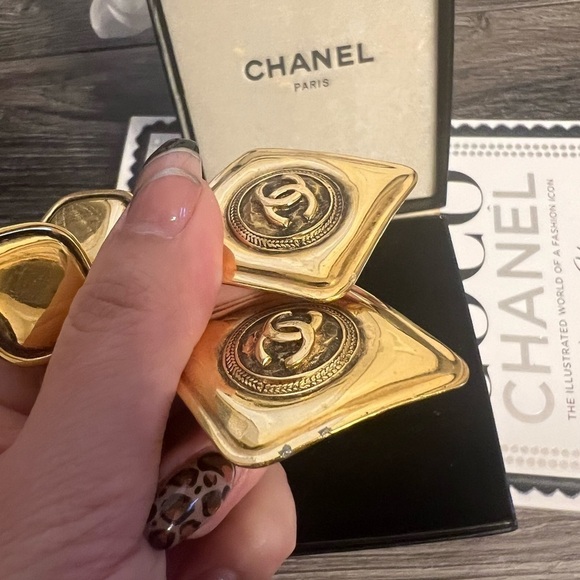 RARE! Chanel Vintage Gold CC Diamond Shape Dangle Clip On Earrings - Picture 6 of 11